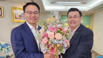 นายสุวรรณชัย มอบกระเช้าดอกไม้แสดงความยินดี กรรมการผู้จัดการใหม่ SME Bank